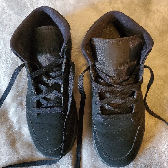 Nike Air Jordan 1 Mid Triple Black - Picture 3 of 16